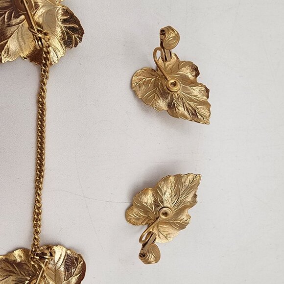 Vintage Sarah Coventry Gold Leaf Sweater Clip & Earrings Set Classic Fall Style - Picture 7 of 8